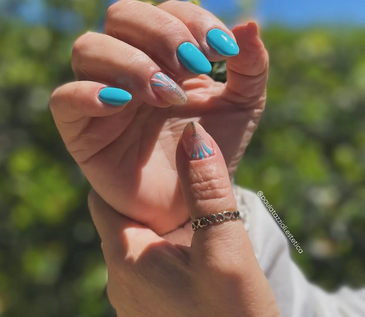 Capping premium celeste con uñas decoradas en rosa, celeste y brillos