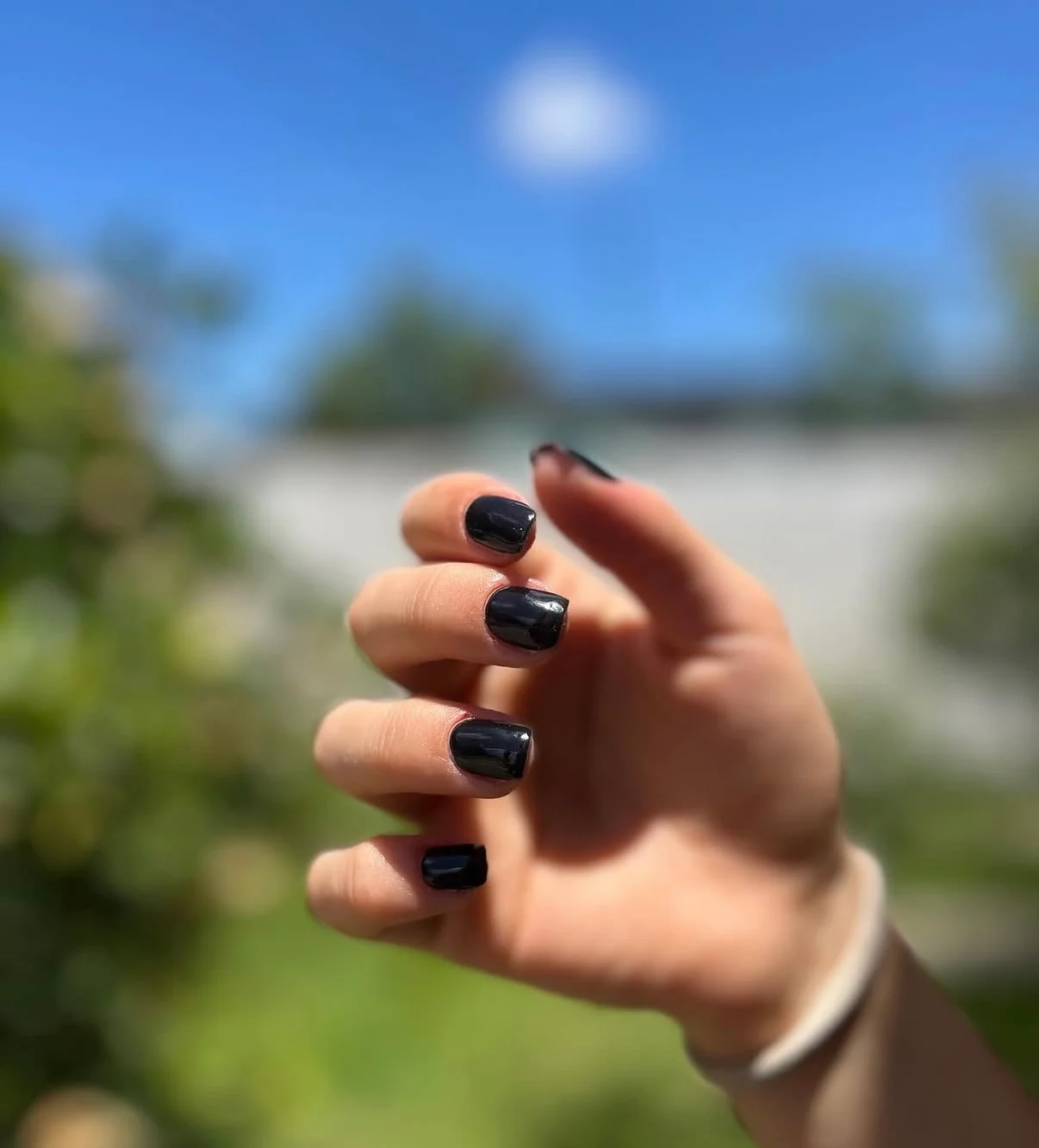 Capping premium en negro brillante sobre uñas cortas