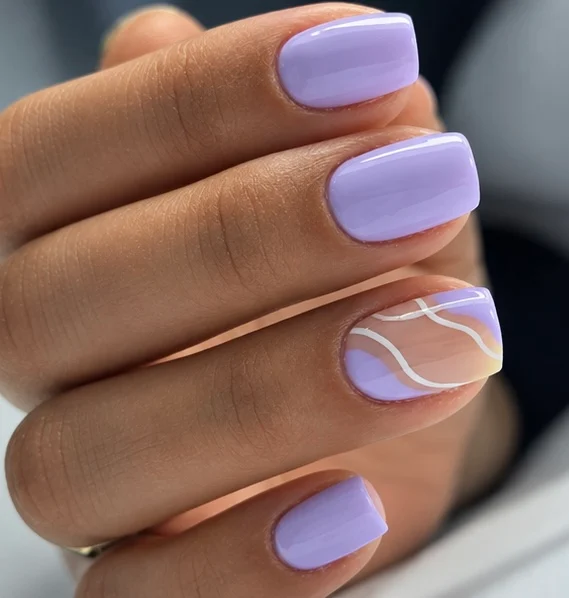 Esmaltado semipermanente lila con una uña decorada con líneas blancas
